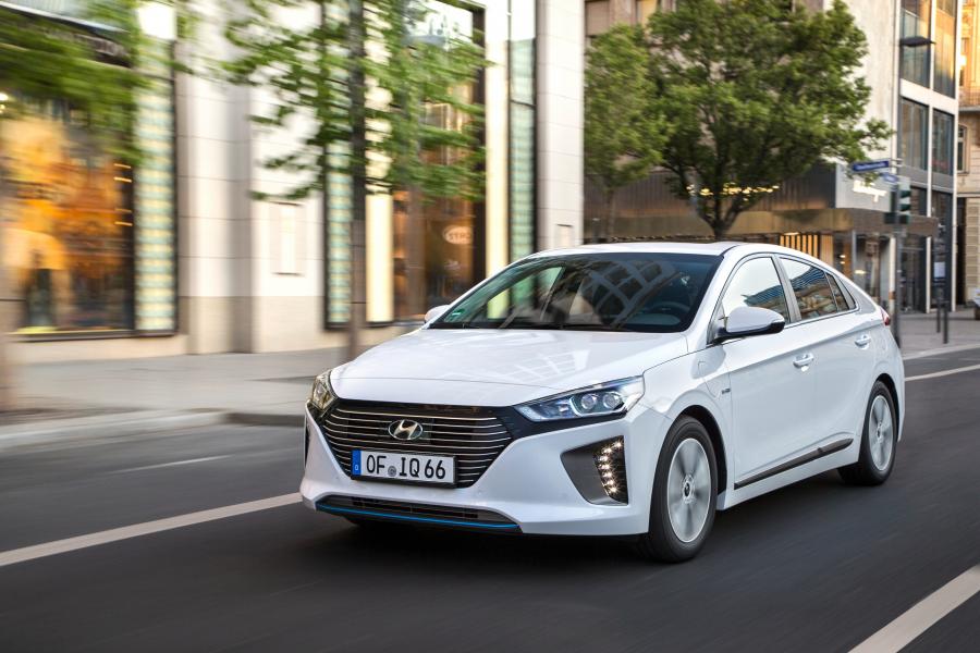  Hyundai IONIQ plug-in (AE) 2016 года  (фото 16 из 42)